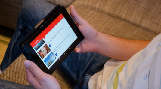 Ilustrasi menonton konten YouTube. Foto: Pexels.com