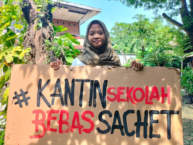 Aeshnina Azzahra Aqilani, remaja pegiat lingkungan asal Gresik yang mengirimkan surat untuk Presiden Jokowi. Foto: Dok. pribadi