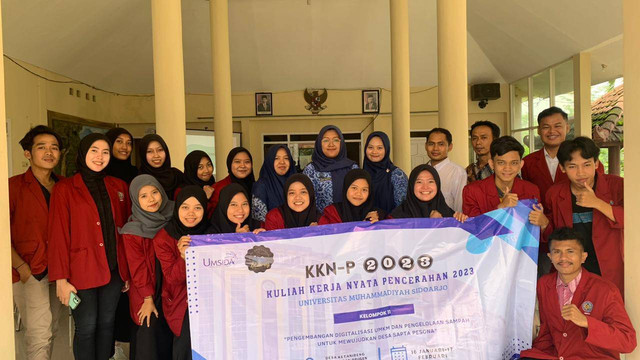 Sesi foto bersama dengan perangkat desa 