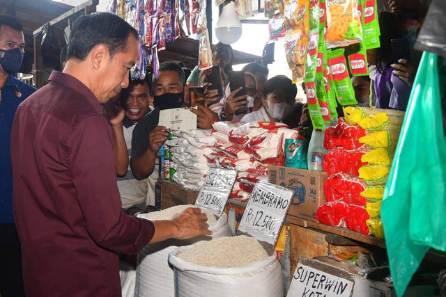 Presiden Jokowi (kemeja merah marun) mengunjungi serta membagikan bansos kepada para pedagang di Pasar Pinasungkulan, Kota Manado, Kamis (19/1/2023). Foto: Rusman/Biro Pers Sekretariat Presiden