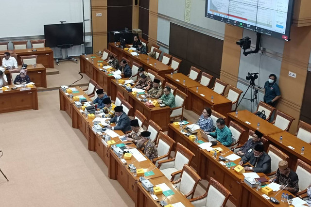 Raker Komisi VIII DPR RI dengan Menteri Agama, membahas Kinerja Penyelenggaraan Ibadah Haji, Kamis (19/1/2023). Foto: Zamachsyari/kumparan