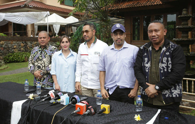 Adik dari Ferry Irawan, Maya bersama pengacara Sunan Kalijaga saat konferensi pers terkait kasus KDRT terhadap Venna Melinda di kawasan Kemang, Jakarta, Kamis, (19/1/2023).  Foto: Dok. Agus Apriyanto