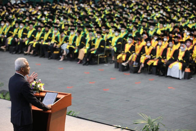 Gubernur Jawa Tengah Ganjar Pranowo saat menyampaikan orasi di hadapan 1.204 wisudawan Universitas Prof. Dr. Moestopo di Gedung Jakarta Convention Center (JCC), Kamis (19/1/2023). Foto: Dok. Istimewa