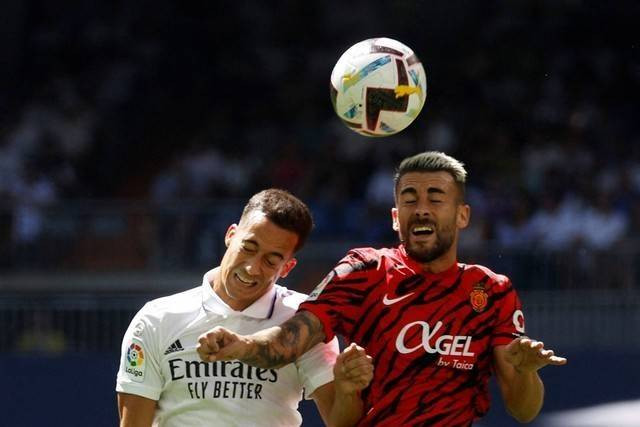 Pemain Real Madrid Lucas Vazquez beraksi bersama pemain RCD Mallorca Dani Rodriguez di Stadion Santiago Bernabeu, Madrid, Spanyol, Minggu (11/9/2022). Foto: Susana Vera/REUTERS