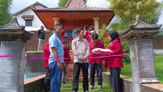 Machful Indra Kurniawan, Spd. Mpd selaku DPL dan Effendy selaku Ketua RW melakukan simbolik pembukaan KKN-P 2023 Desa Ledug