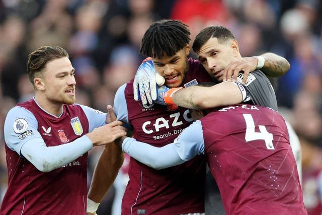 Pemain Aston Villa Matty Cash, Ezri Konsa, Tyrone Mings dan Emiliano Martinez merayakan setelah pertandingan melawan Manchester United di Villa Park, Birmingham, Inggris, Minggu (6/11/2022). Foto: Carl Recine/REUTERS