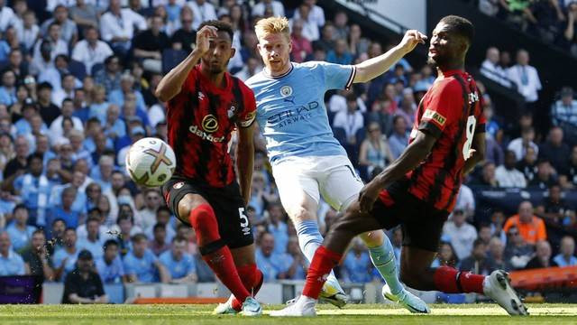 Pemain Manchester City Kevin De Bruyne mencetak gol kedua saat melawan AFC Bournemouth. Foto: REUTERS/Craig Brough