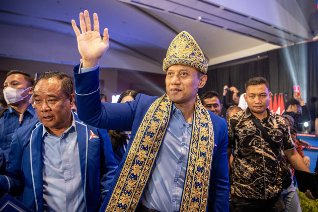 Ketua Umum Partai Demokrat Agus Harimurti Yudhoyono atau AHY didampingi Ketua DPD Partai Demokrat Sumatera Selatan Cik Ujang menyapa kader Partai saat tiba di lokasi acara Pelantikan Pengurus DPC Partai Demokrat se-Sumatera Selatan. Foto: Nova Wahyudi/Antara Foto