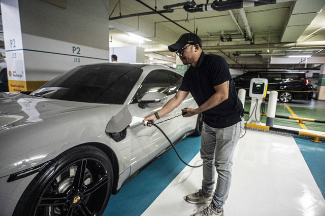 Pelanggan melakukan pengisian daya listrik ke mobilnya di Stasiun Pengisian Kendaraan Listrik Umum (SPKLU) Shell Recharge, Mal Pacific Place, Jakarta, Kamis (19/1/2023). Foto: Aprillio Akbar/Antara Foto