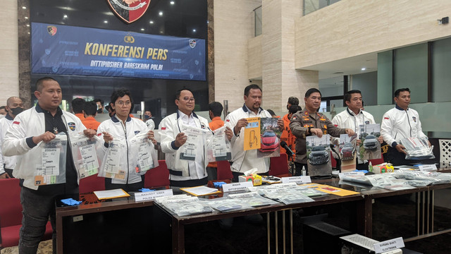 Jumpa pers pengungkapan kasus penipuan modus link phising dan aplikasi modifikasi di Mabes Polri, Jakarta, Kamis (19/1). Foto: Jonathan Devin/kumparan
