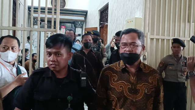 Ketua Panpel Arema FC, Abdul Haris (kemeja batik), terdakwa kasus tragedi Kanjuruhan. Foto: Farusma Okta Verdian/kumparan