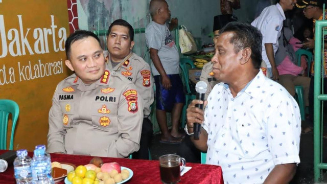 Kapolres Jakarta Barat Kombes Pasma Royce diicurhati warga, 15 RW cuma dilayani 1 orang Bhabin. Foto: Dok. Polres Jakbar