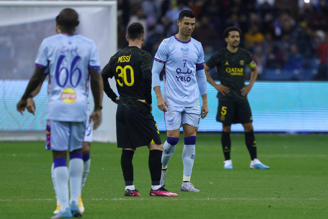 Pemain Paris Saint-Germain (PSG) Lionel Messi  dan pemain Saudi All-Star Cristiano Ronaldo pada pertandingan uji coba di Stadion King Fahd, Riyadh, Arab Saudi, Kamis (19/1/2023). Foto: Fayez NURELDINE / AFP