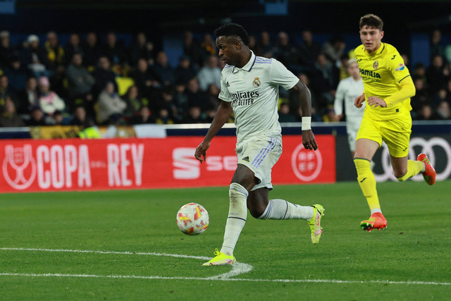 Pemain Real Madrid Vinicius Junior mencetak gol ke gawang Villarreal pada pertandingan 16 besar Copa del Rey di Stadion El Madrigal, Villarreal, Spanyol, Kamis (19/1/2023).
 Foto: JOSE JORDAN / AFP