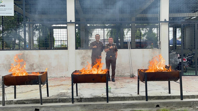 Barang bukti ratusan dolar palsu dimusnahkan Kejaksaan Negeri Kabupaten Tangerang. Foto: Dok. Istimewa