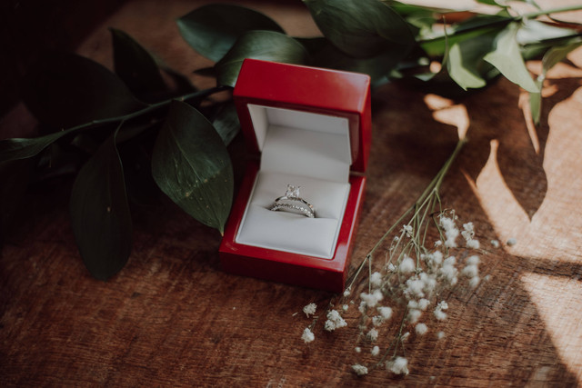 Ilustrasi Kata-kata Undangan Tunangan. Foto: Unsplash/Katelyn MacMillan.
