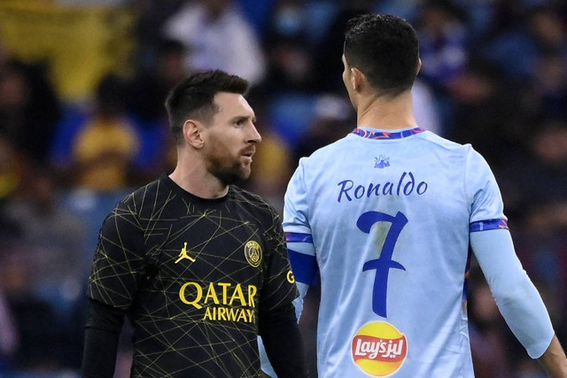 Momen Ronaldo dan Messi dalam laga Paris Saint Germain di Saudi Arabia. Foto: GIUSEPPE CACACE / AFP