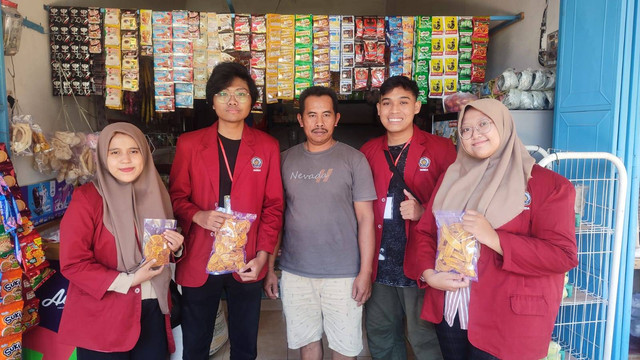 Foto Bersama Mahasiswa KKN Kelompok 40 Desa Nogosari dengan Pemilik UMKM Keripik Pisang