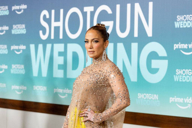 Jennifer Lopez ditolak masuk ke butik Chanel yang berada di Instinye, Istanbul. Foto: Getty Images