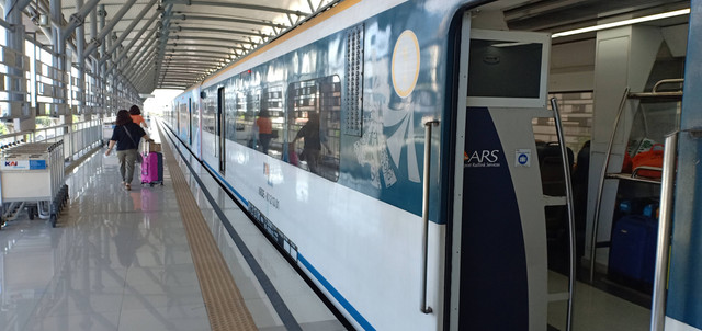 Ilustrasi Jadwal Kereta Bandara 2023, Foto: Unsplash/Edwin Petrus