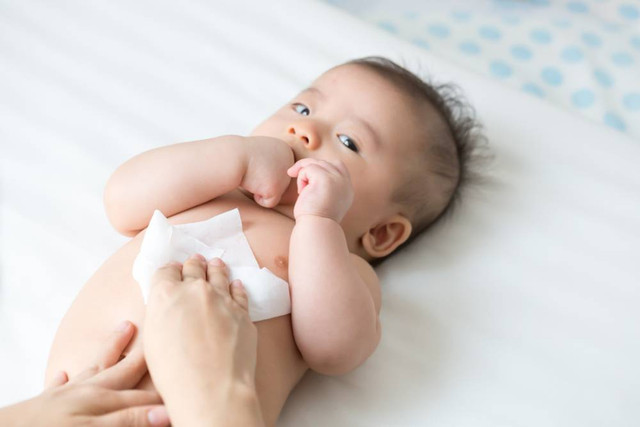 Untuk memastikan kebersihan dan keamanan tisu yang digunakan, orang tua bisa menggunakan alternatif lain yaitu lotion tissue untuk anak. Foto: Shutterstock