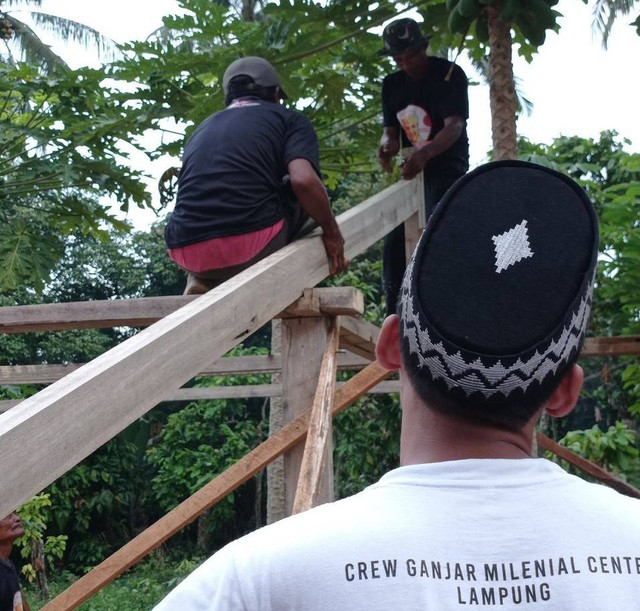 Relawan Ganjar Milenial Center (GMC) Lampung dalam membangun Gardu Rakyat di Kelurahan Kuto Dalom, Kecamatan Way Lima, Kabupaten Pesawaran, Jumat (20/1). Foto: Dok. Istimewa