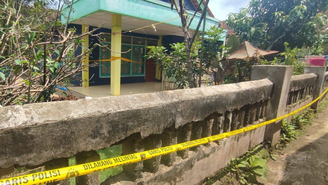 Suasana di rumah Solihin yang bunuh sembilan orang di Desa Gunungsari, Cianjur, pada Jumat (20/1).  Foto: Rachmadi Rasyad/kumparan