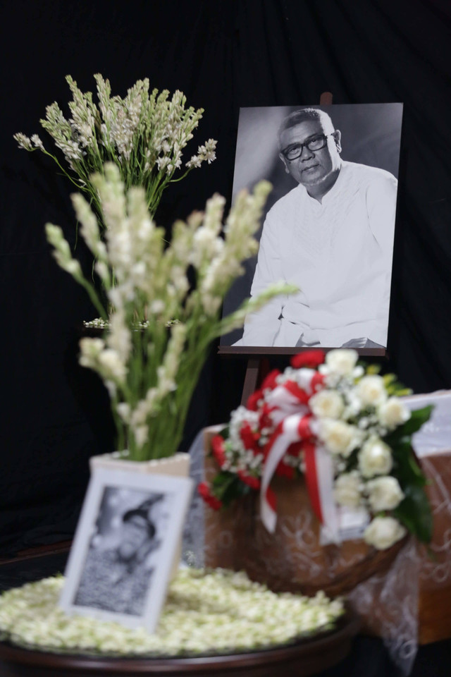 Istri almarhum Ratna Riantiarno bersama keluarga saat menemani jenazah suaminya Nano Riantiarno di rumah duka di kawasan Bintaro, Jakarta, Jumat, (20/1/2023). Foto: Dok. Agus Apriyanto
