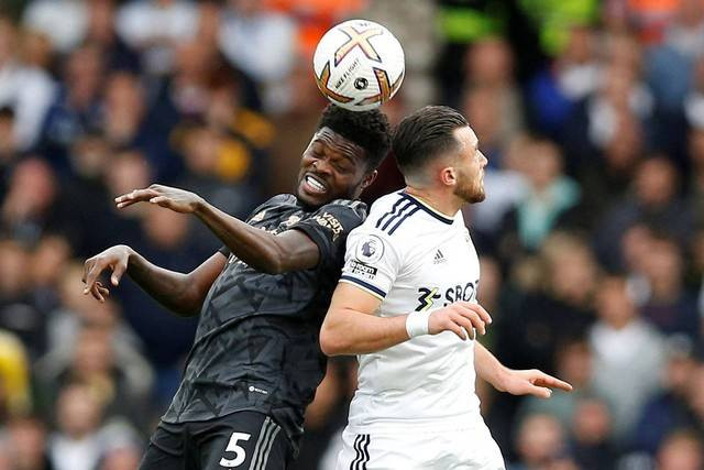 Pemain Arsenal Thomas Partey berebut bola dengan pemain Leeds United pada pertandingan lanjutan Liga Inggris di Elland Road, Leeds, Inggris. Foto: Craig Brough/REUTERS