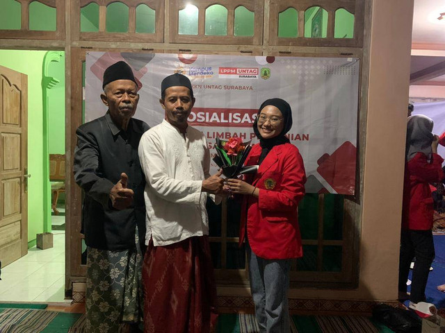 Penyerahan Produk Buket Bunga dari Kulit Jagung Kepada Ketua Gapoktan
