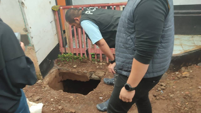 Tim Ditreskrimum Polda Metro Jaya saat mendatangi lagi kediaman dua serial killer di Cianjur. Foto: Rachmadi Rasyad/kumparan