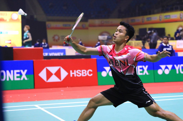 Aksi tunggal putra Indonesia, Anthony Ginting, di babak 16 besar India Open 2023 di K. D. Jadhav Indoor Hall, New Delhi, India, pada Kamis (19/1). Foto: Dok. PBSI