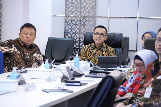 Menteri PANRB Abdullah Azwar Anas bersama Direktur Utama PT Telkom Ririek Adriansyah menggelar untuk mempercepat MPP Digital. Foto: KemenPANRB
