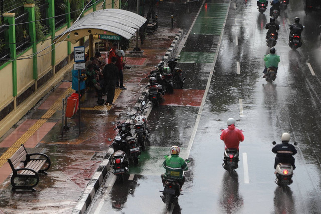 Ilustrasi lalu lintas jalan raya saat hujan. Foto: Jamal Ramadhan/kumparan