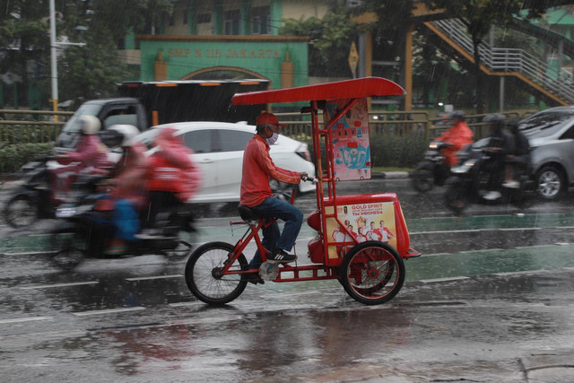 Ilustrasi lalu lintas jalan raya saat hujan. Foto: Jamal Ramadhan/kumparan
