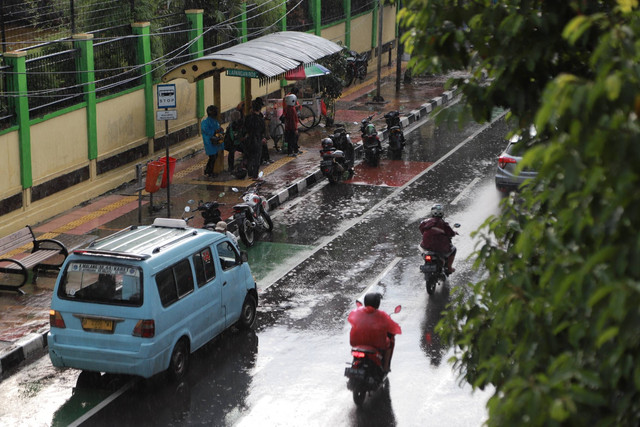 Ilustrasi lalu lintas jalan raya saat hujan. Foto: Jamal Ramadhan/kumparan