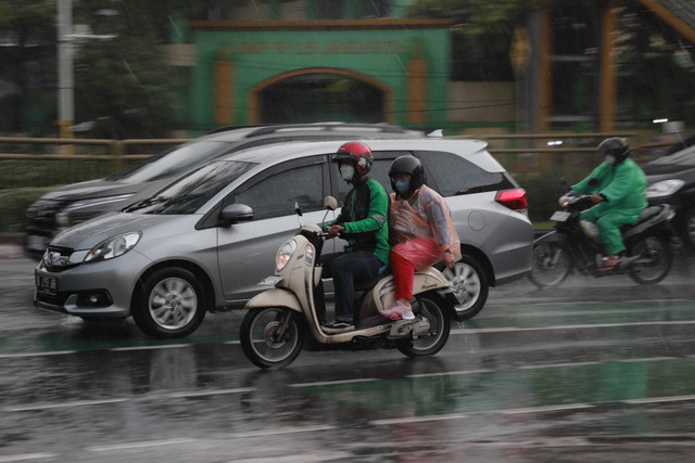 Ilustrasi lalu lintas jalan raya saat hujan. Foto: Jamal Ramadhan/kumparan