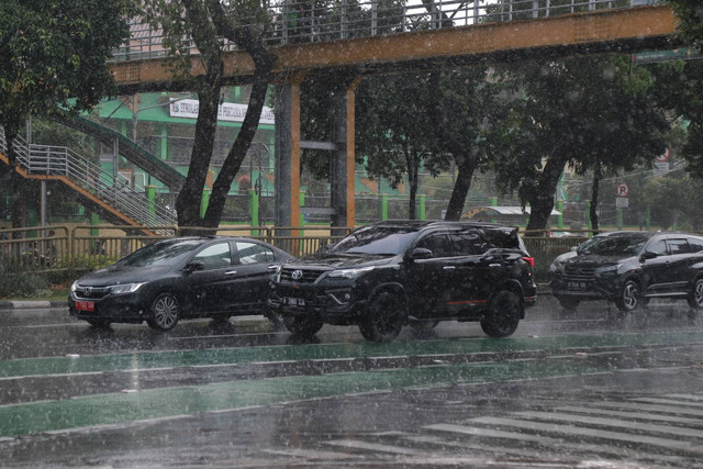 Ilustrasi lalu lintas jalan raya saat hujan. Foto: Jamal Ramadhan/kumparan