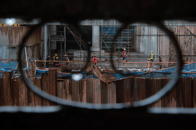 Pekerja proyek beraktivitas di kawasan proyek Sodetan Kali Ciliwung di Kebon Baru, Kecamatan Tebet, Jakarta, Jumat (20/1/2023). Foto: Jamal Ramadhan/kumparan