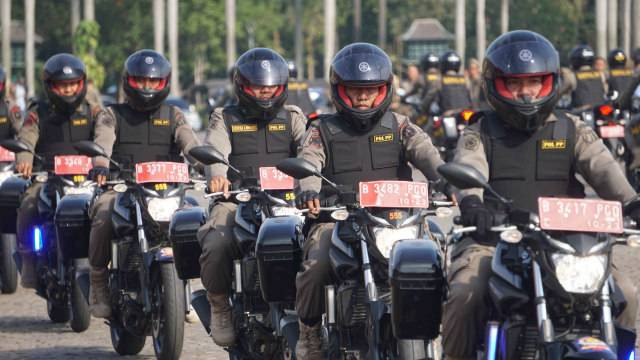 Atraksi Satpol PP di upacara Satpol PP ke-63 dan Satlinmas ke 57 di Lapangan Silang Monas. Foto: Irfan Adi Saputra/kumparan