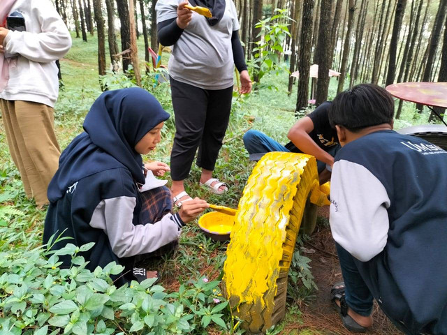 Foto Mahasiswa KKN-P Umsida Kelompok 40 Melakukan Kegiatan Revitalisasi di Kawasan Wisata Desa Nogosari