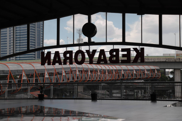 Warga berjalan di skywalk yang menghubungkan antara Stasiun KRL Kebayoran dan Halte Bis Velbak di Kebayoran Lama, Jakarta Selatan, Sabtu (21/1/2023). Foto: Jamal Ramadhan/kumparan