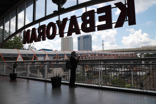 Warga berjalan di Skywalk yang menghubungkan antara Stasiun KRL Kebayoran dan Halte Bis Velbak di Kebayoran Lama, Jakarta Selatan, Sabtu (21/1/2023). Foto: Jamal Ramadhan/kumparan