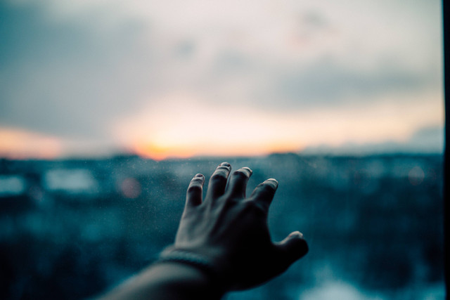 Ilustrasi Kata-Kata Rindu Seseorang tapi Bukan Pacar. Foto: Unsplash/Alexander Lam.