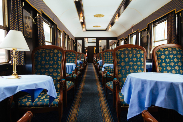Foto Ilustrasi Kereta Wisata Pola Carter. Sumber: Unsplash/Michal Matlon