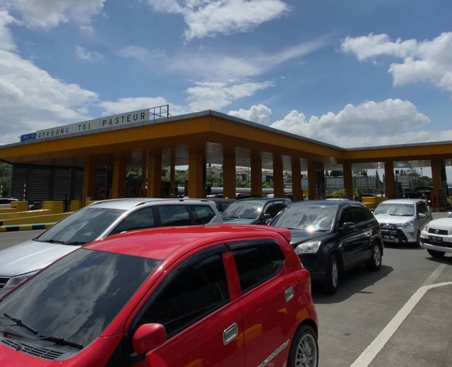 Situasi arus lalu lintas di Gate Tol Pasteur pada Sabtu (21/1).  Foto: Dok. Istimewa