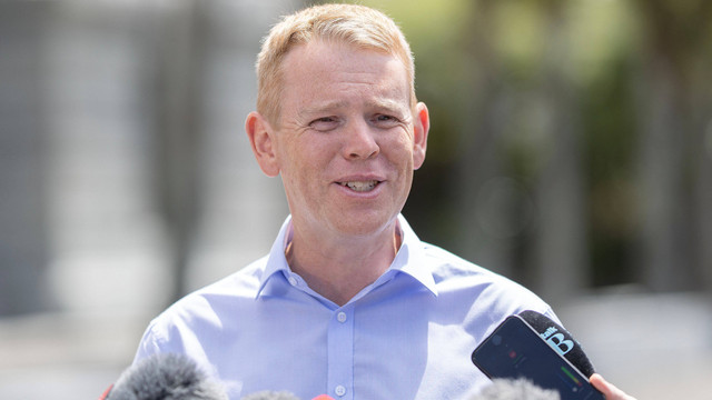 Perdana Menteri baru Selandia Baru Chris Hipkins berbicara kepada media di luar Parlemen di Wellington pada Sabtu (21/1/2023). Foto: Marty Melville/AFP