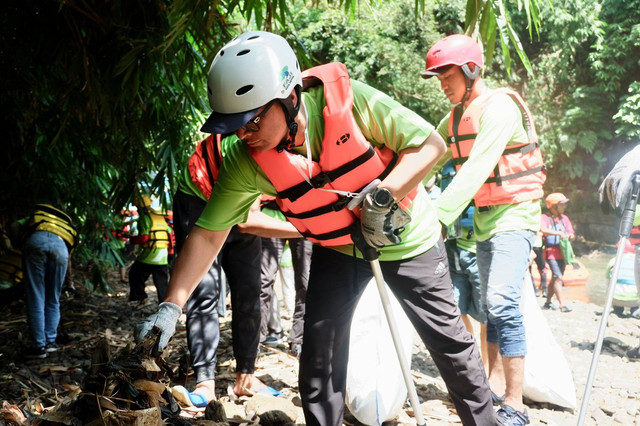 PT Pertamina Hulu Rokan (PHR) bersama Direktorat Jenderal Pengendalian Pencemaran dan Kerusakan Lingkungan (DitJen PPKL) Kementerian Lingkungan Hidup dan Kehutanan (KLHK) menggelar Gerakan Bersih Sungai Ciliwung, Sabtu (21/1/2023). Foto: Pertamina