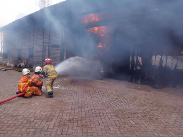 Gudang Kayu di Tambak Langon Surabaya Terbakar