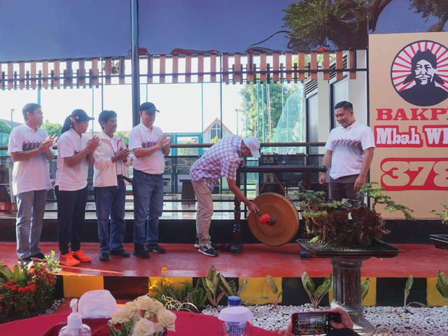 Wakil Menteri Hukum dan HAM (Wemenkumham), Edward Omar Sharif Hiariej, selaku Ketua Umum Pengurus Pusat Persatuan Lawn Tenis Indonesia (PP Pelti) tengah memukul gong peresmian lapangan tenis di Lapas Kelas IIA Yogyakarta.| Foto: Istimewa